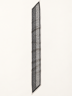 Foulard Rue de la Liberté, vue entièrement ouverte, format 145 × 15 cm — visuel reconstitué