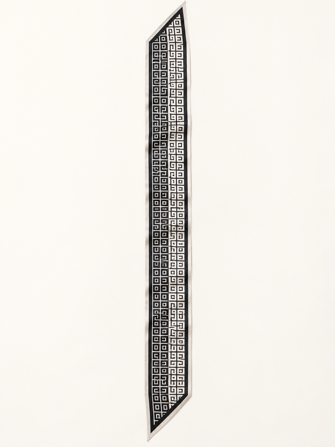 Foulard Rue de la Liberté, vue entièrement ouverte, format 145 × 15 cm — visuel reconstitué
