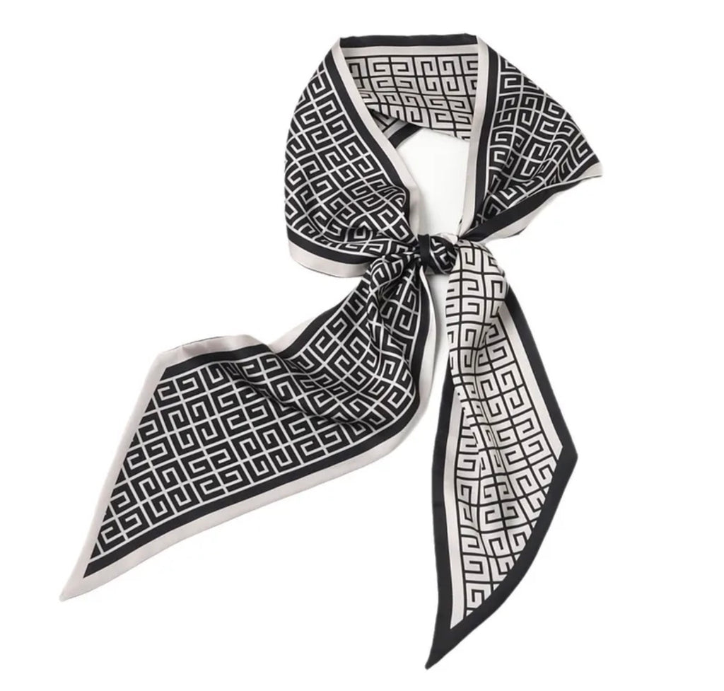 Foulard Rue de la Liberté — Un foulard noir et ivoire aux motifs géométriques continus