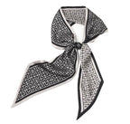 Foulard Rue de la Liberté — Un foulard noir et ivoire aux motifs géométriques continus