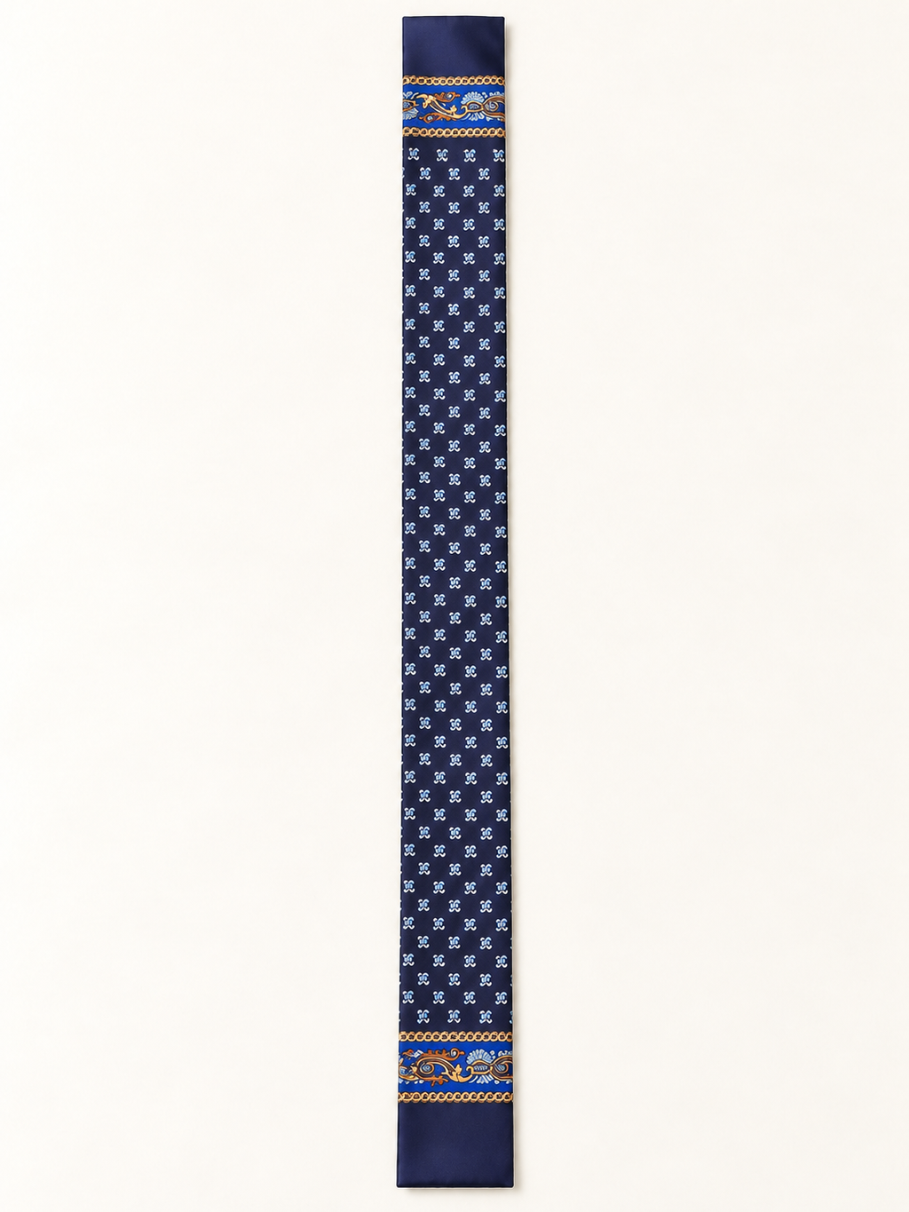 Foulard Rue de la Paix, vue entièrement ouverte, format 145 × 15 cm — visuel reconstitué