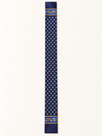 Foulard Rue de la Paix, vue entièrement ouverte, format 145 × 15 cm — visuel reconstitué
