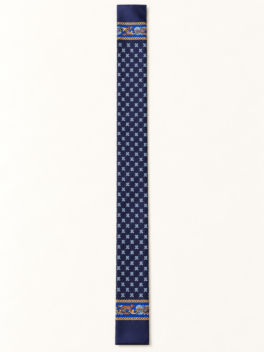 Foulard Rue de la Paix, vue entièrement ouverte, format 145 × 15 cm — visuel reconstitué