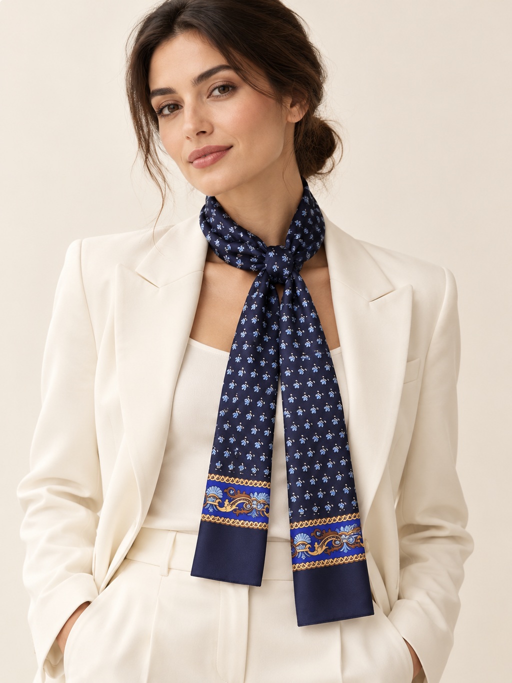 Foulard Rue de la Paix, porté au cou par une mannequin féminine — visuel généré