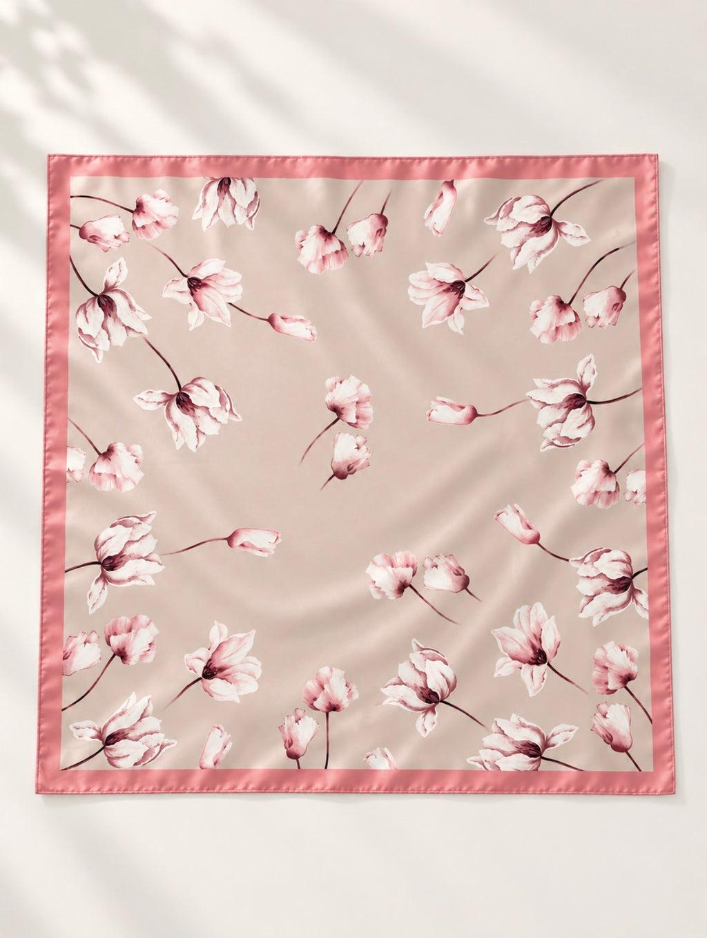 Foulard Rue des Rosiers — Un carré aux fleurs roses sur fond clair, encadré d’une bordure rose tendre