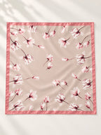 Foulard Rue des Rosiers — Un carré aux fleurs roses sur fond clair, encadré d’une bordure rose tendre