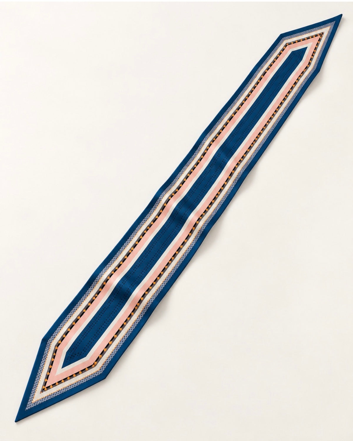 Foulard Rue Crémieux présenté à plat en diagonale, encadrement bleu, bandes roses et motif géométrique.