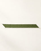 Foulard long Rue de Grenelle déployé à plat, soie vert olive à motif quadrillage noir et bordures ivoire.