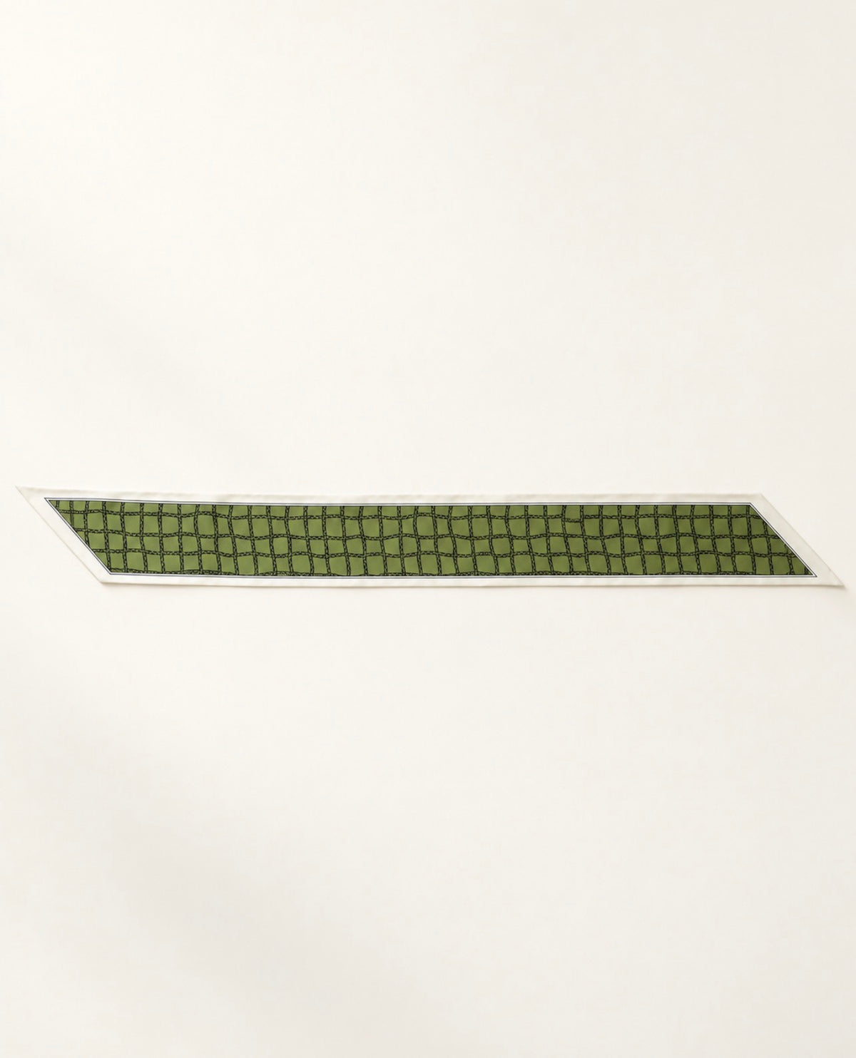 Foulard long Rue de Grenelle déployé à plat, soie vert olive à motif quadrillage noir et bordures ivoire.