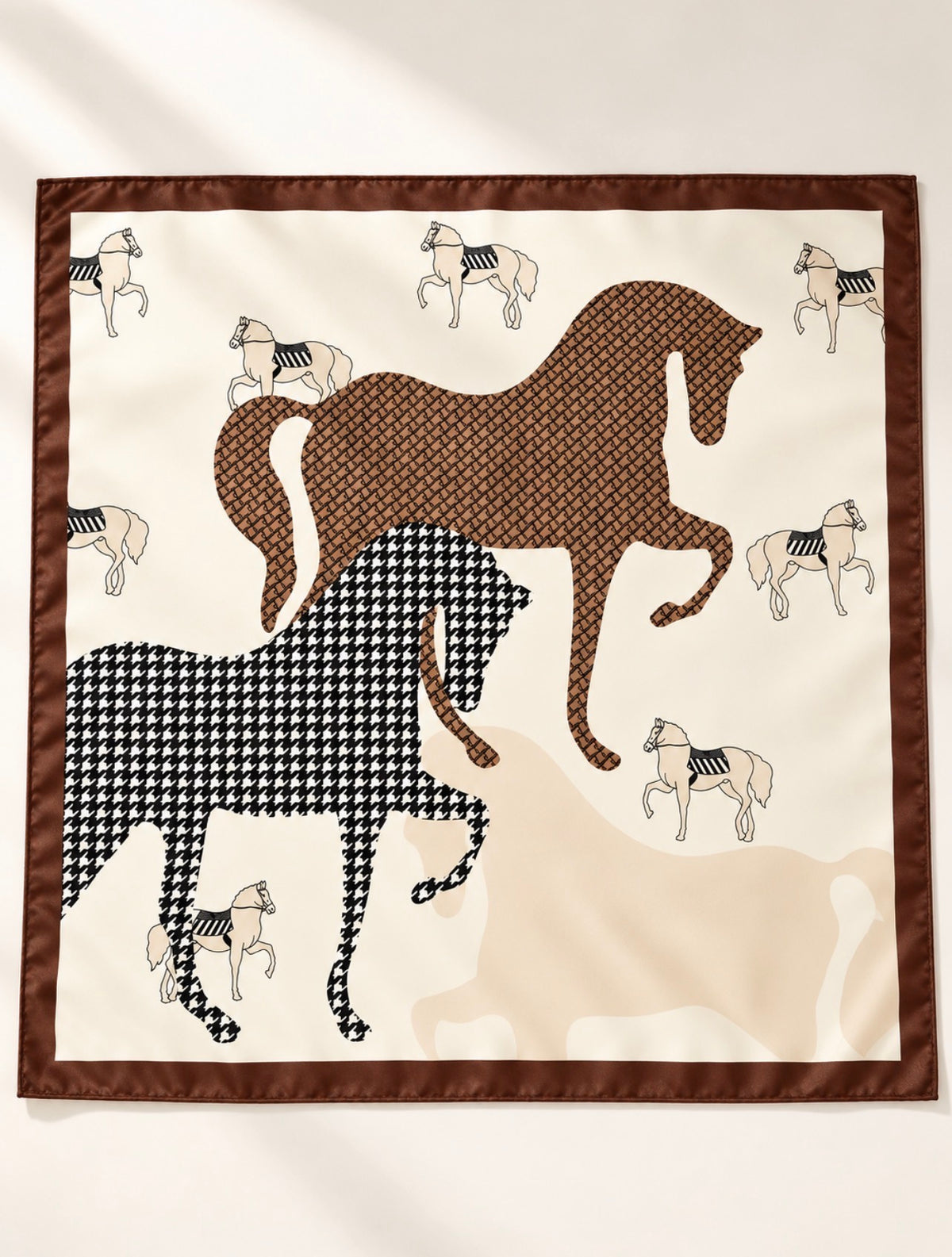 Foulard Rue de l’Abreuvoir à plat, deux grands chevaux et de petits chevaux sur fond ivoire, encadrés de brun.