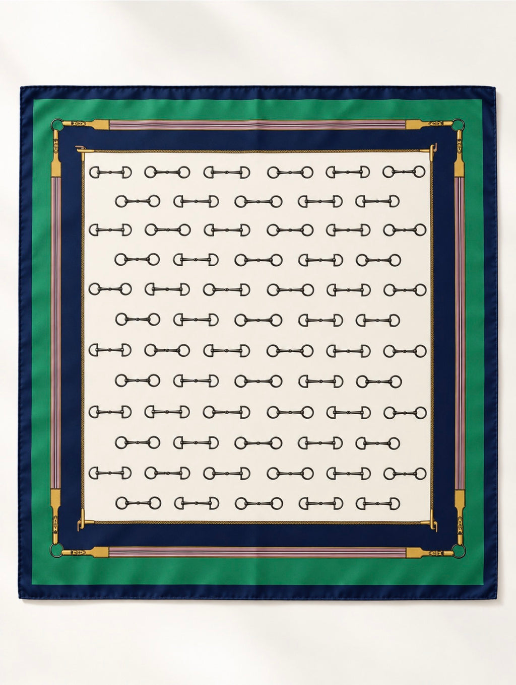 Foulard carré Rue de l’Éperon à plat, motif de mors noirs sur ivoire, encadré de bandes vert émeraude et bleu marine avec ornements dorés et roses.