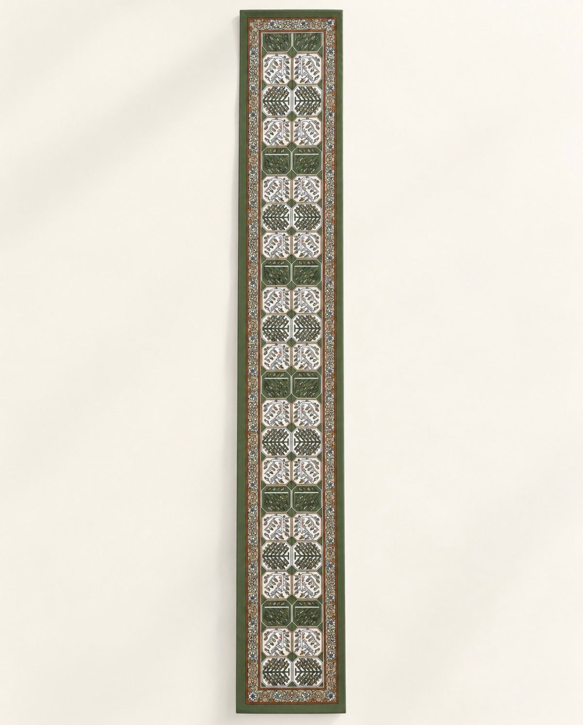Foulard long Rue de la Paix déployé à plat, succession de médaillons vert olive et ivoire et bordures décoratives.