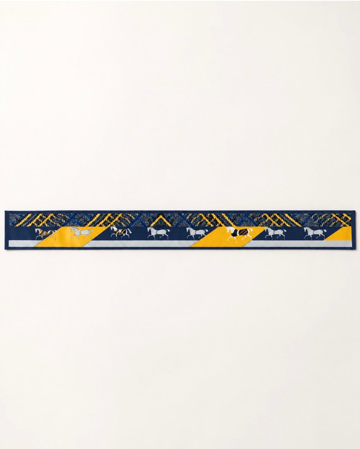Foulard long Rue de Seine à plat, composition bleu marine et jaune doré ornée de chevaux blancs.