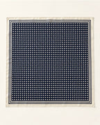 Carré de soie Rue de Tournon à plat, fond bleu marine à petits pois ivoire et bordure crème à liserés marine.
