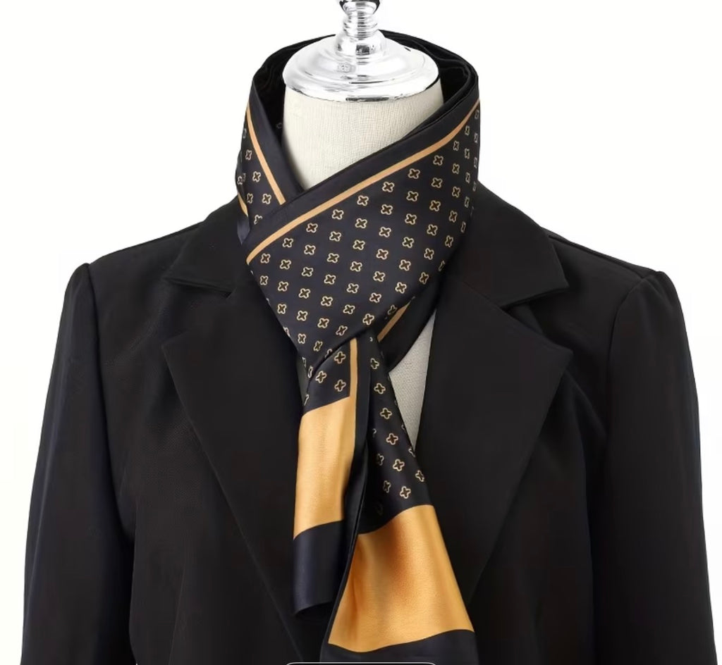 Foulard Rue Saint-Honoré — Un foulard noir aux petits motifs dorés, ponctué de bandes et de larges extrémités dorées