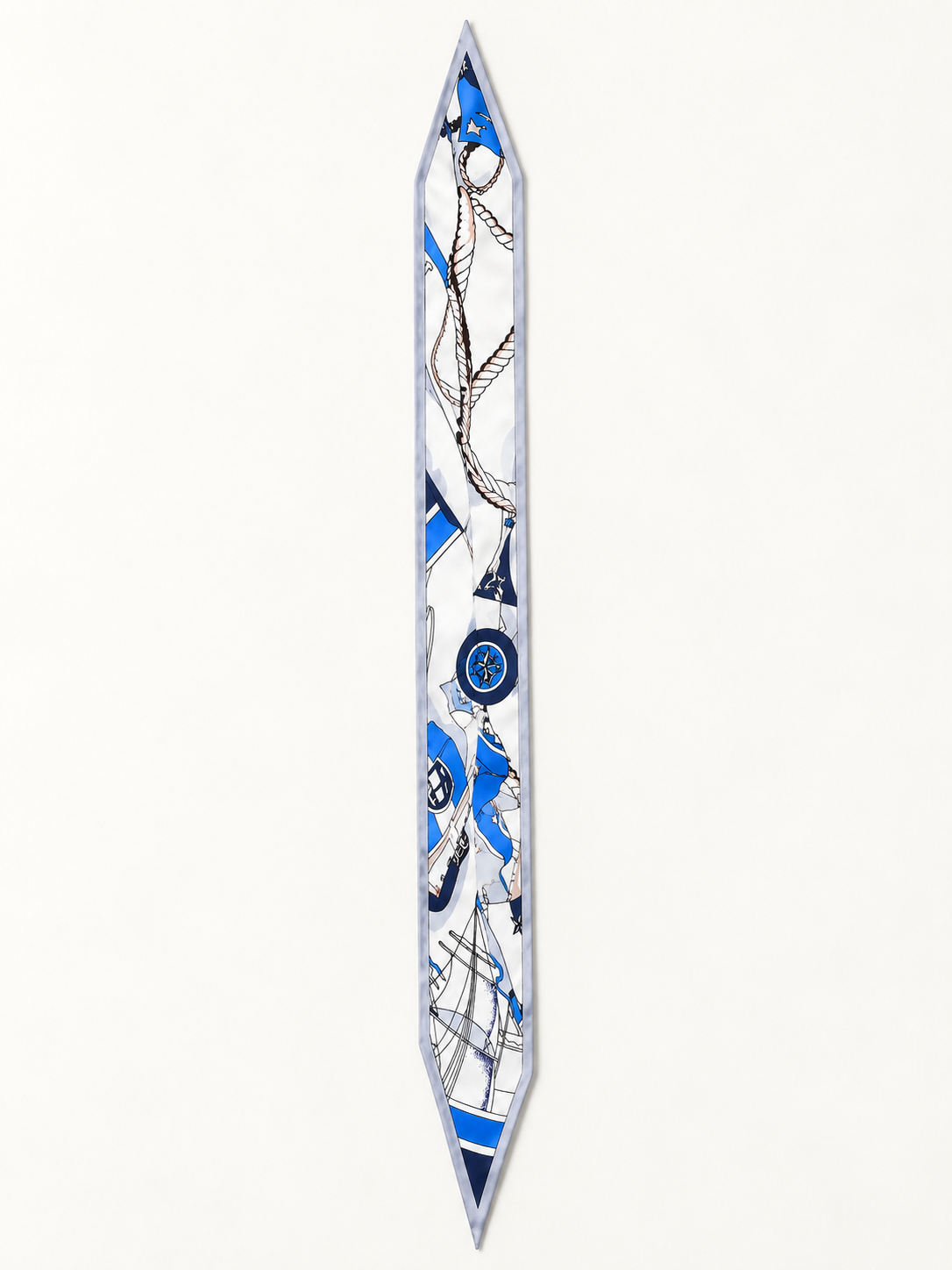 Foulard Rue de Seine, vue entièrement ouverte, format 145 × 15 cm — visuel reconstitué