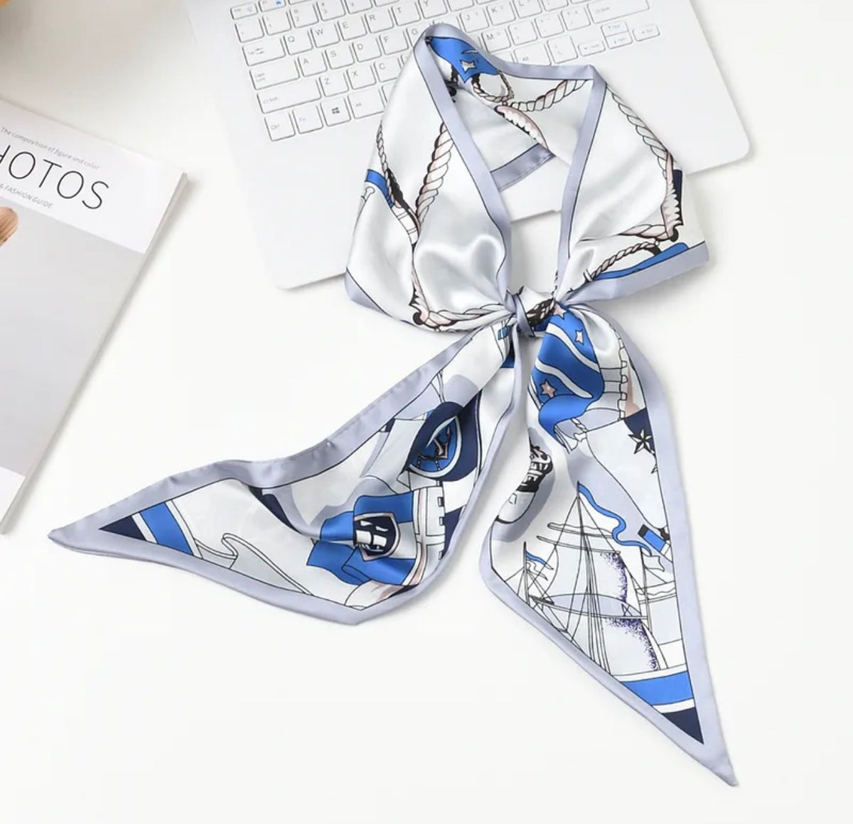 Foulard Rue de Seine — Un foulard aux motifs nautiques et aux cordages, dans des nuances de bleu, de gris et d’ivoire