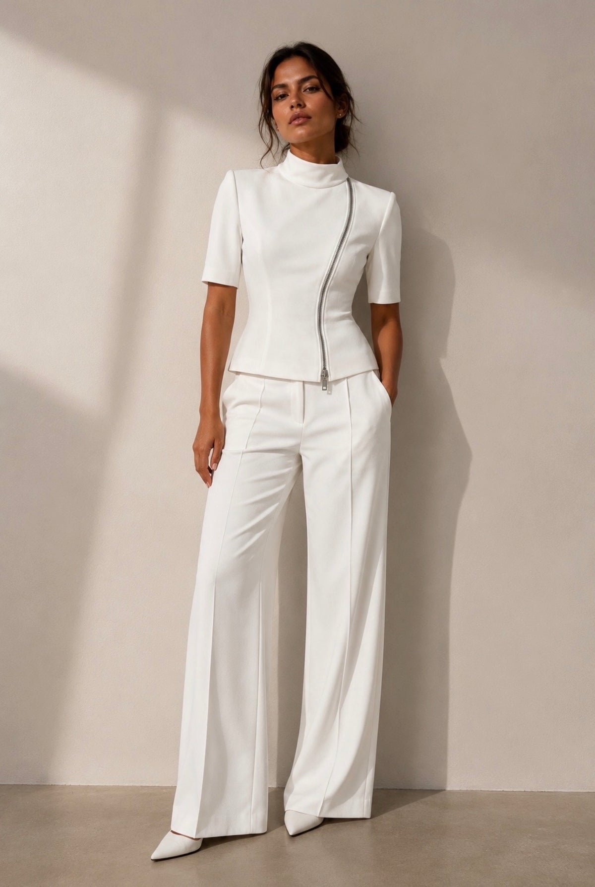 Haut blanc à manches courtes porté avec pantalon