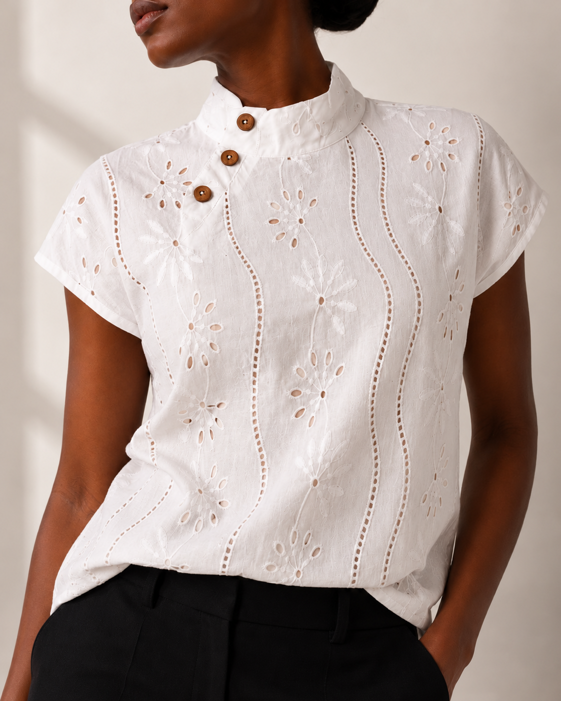 Haut Cadet blanc porté, broderie ajourée et col montant