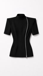 Haut noir à fermeture asymétrique présenté seul