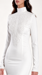 Robe Hestia, blanche — Détail du col et des broderies