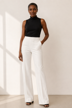 Pantalón blanco amplio con top negro sin mangas