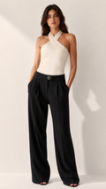 Pantalón negro amplio con top blanco cruzado