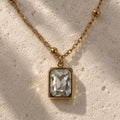 Pendentif rectangulaire transparent sur chaîne dorée à petites perles