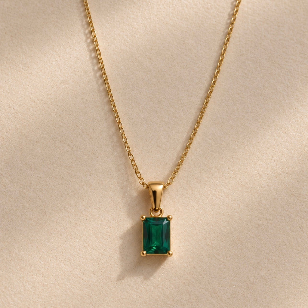 Colgante rectangular verde montado en una cadena dorada
