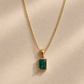Colgante rectangular verde montado en una cadena dorada