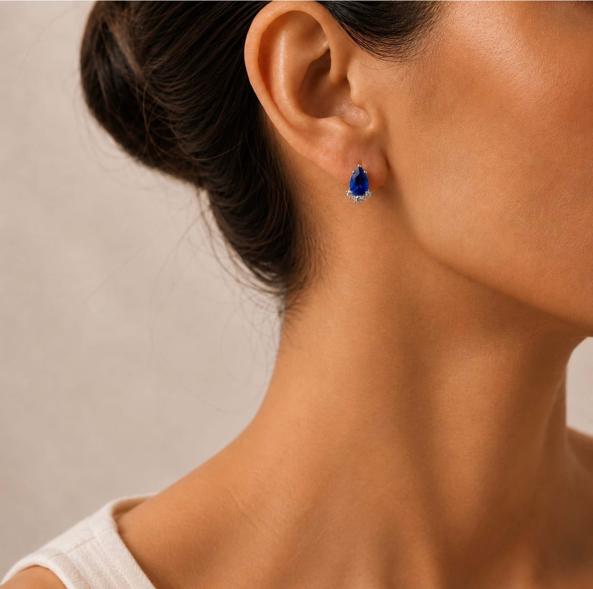 Petite boucle bleue en goutte portée à l’oreille