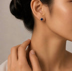 Petite boucle ronde bleue portée à l’oreille