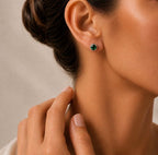 Petite boucle ronde verte portée à l’oreille