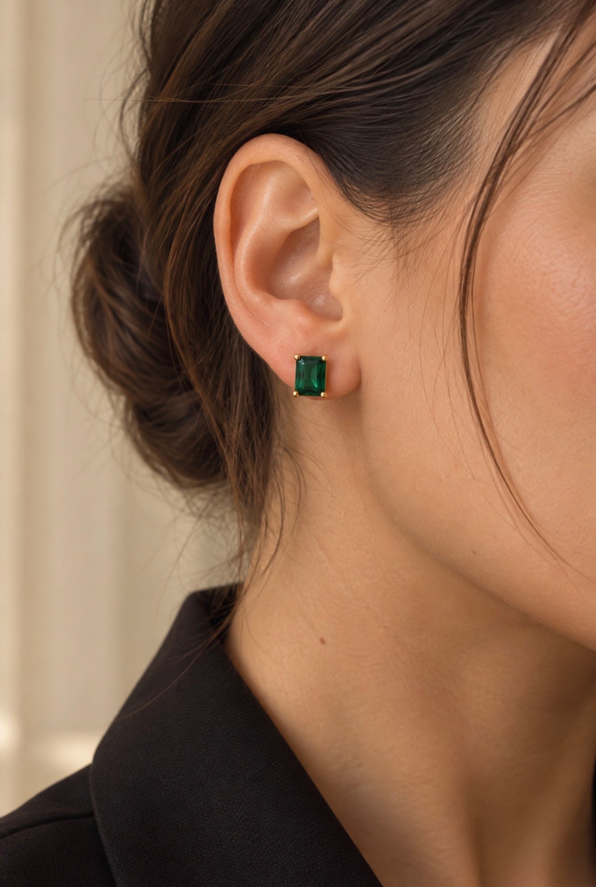 Petite boucle verte rectangulaire portée à l’oreille