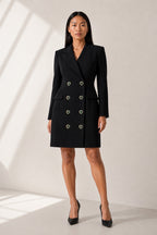 Robe blazer noire à double boutonnage portée