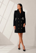 Vestido blazer negro abotonado con zapatos de salón negros