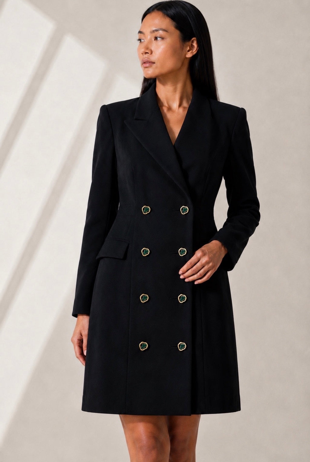 Robe blazer noire cintrée photographiée de trois quarts