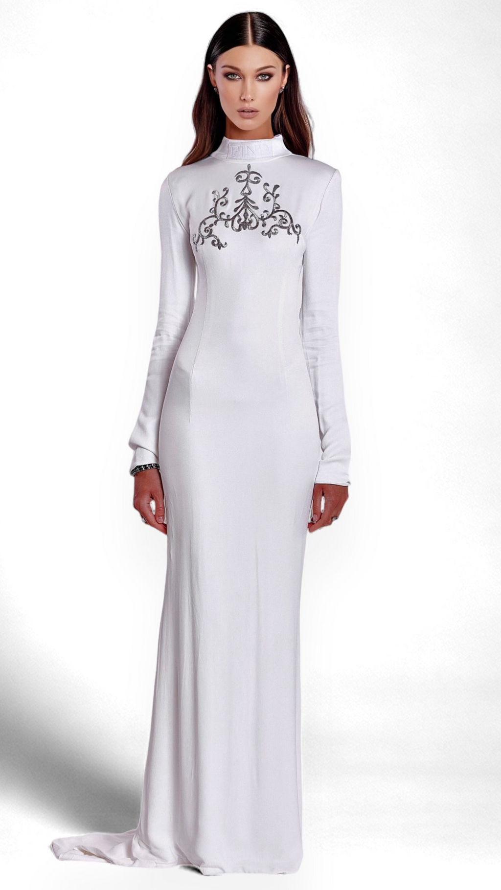 Vestido largo blanco con cuello subido bordado