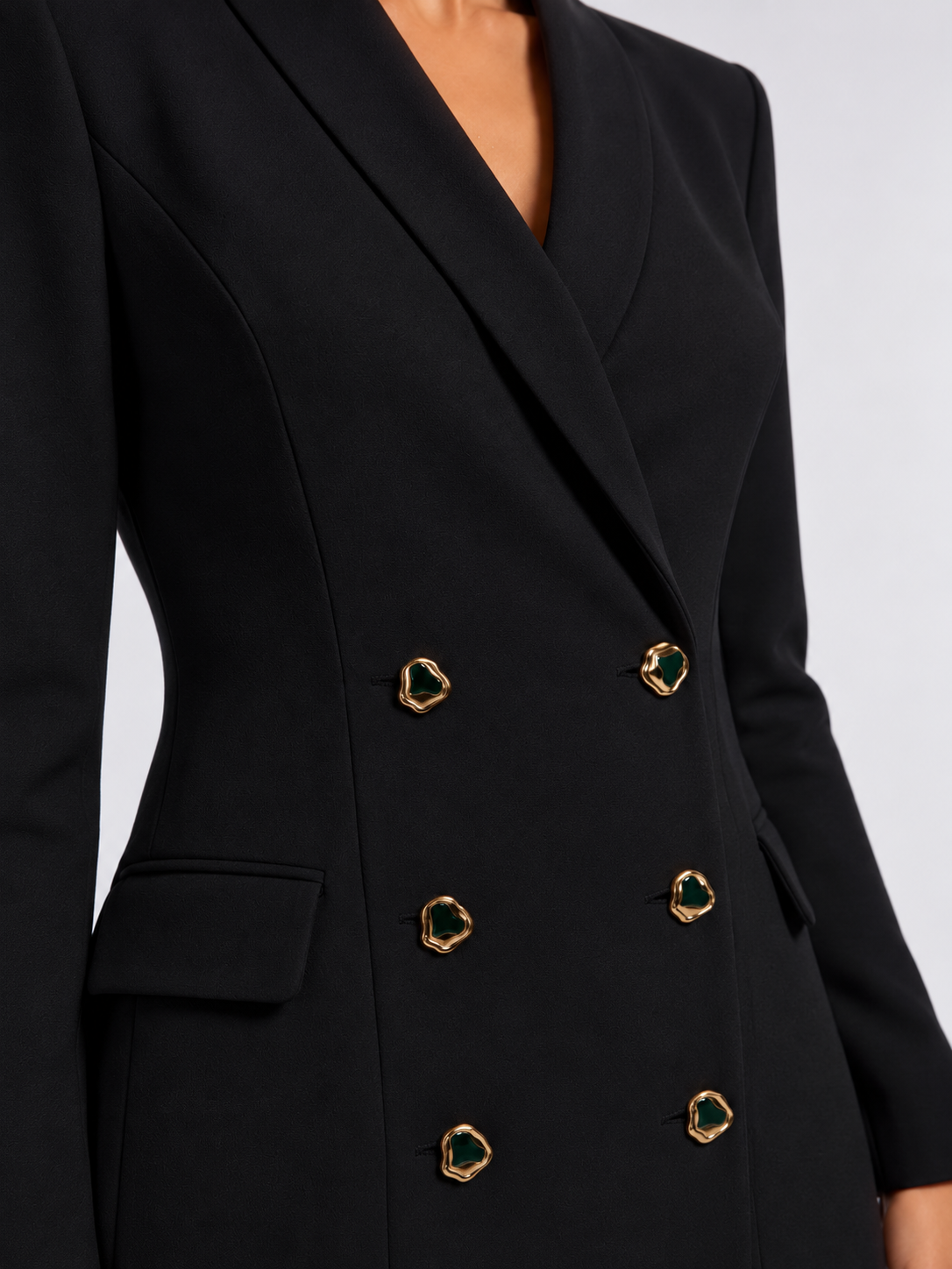 Robe Monceau, noire — détail des revers et boutons bijoux