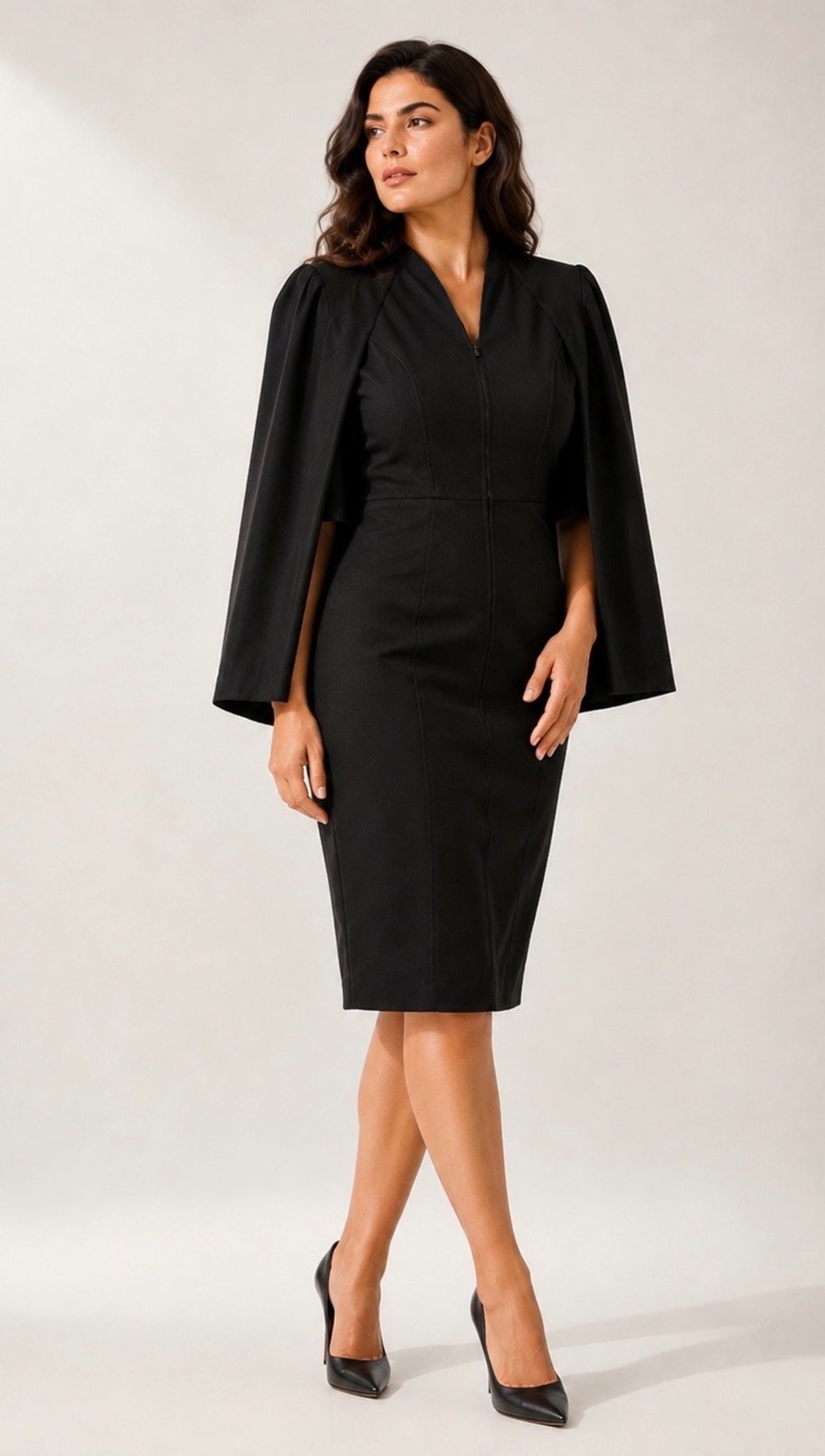 Vestido negro recto de mangas capa puesto