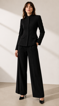 Tailleur noir à veste courte et col montant