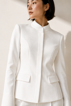 veste Passy
veste blanche femme
veste de tailleur femme
veste élégante femme
veste haut de gamme femme
veste fabriquée en France
veste made in France
veste couture femme
veste col officier
veste chic femme
veste cérémonie femme
veste mariage civil
veste minimaliste femme
veste luxe femme
veste parisienne
maison Hind Kroussa Paris
