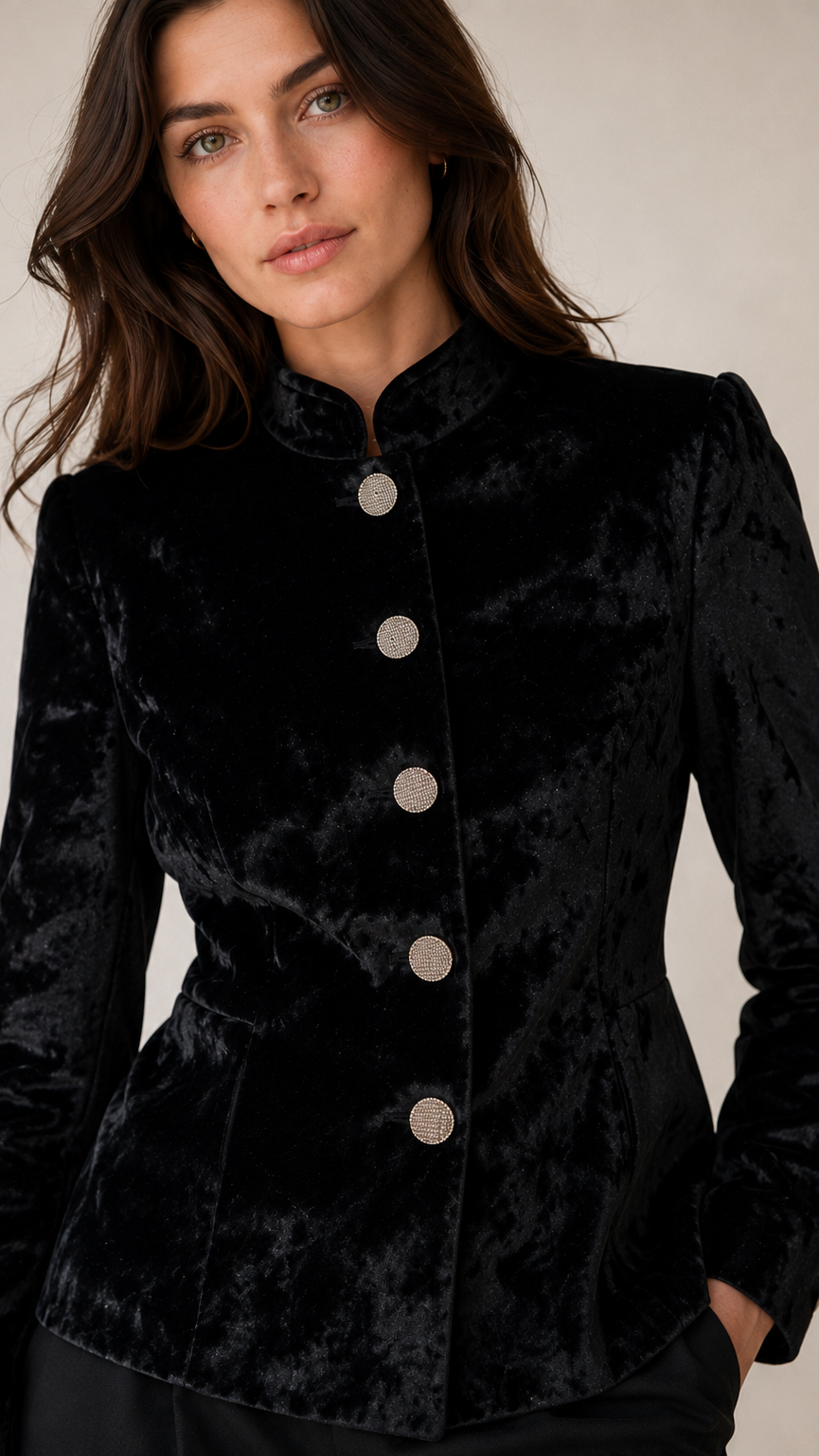 Veste en Velours Martelé

Élégante et intemporelle, cette veste en velours martelé incarne le raffinement de la Maison Hind Kroussa Paris. Sa coupe structurée met en valeur la silhouette avec subtilité, tandis que son col officier et ses boutons bijoux lui confèrent une allure sophistiquée et singulière.

Le velours martelé révèle de délicates variations de lumière qui apportent profondeur et caractère à la pièce. Entièrement doublée en soie, elle offre un confort exceptionnel et une sensation de douceur in
