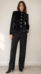 Veste en Velours Martelé

Élégante et intemporelle, cette veste en velours martelé incarne le raffinement de la Maison Hind Kroussa Paris. Sa coupe structurée met en valeur la silhouette avec subtilité, tandis que son col officier et ses boutons bijoux lui confèrent une allure sophistiquée et singulière.

Le velours martelé révèle de délicates variations de lumière qui apportent profondeur et caractère à la pièce. Entièrement doublée en soie, elle offre un confort exceptionnel et une sensation de douceur in
