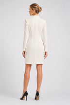 Vue de dos d’une robe blazer crème courte