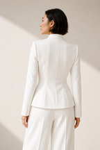 Vue de dos d’une veste blanche cintrée